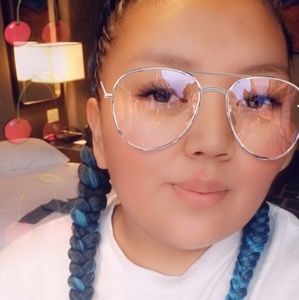 Meet your Posher, Shantale